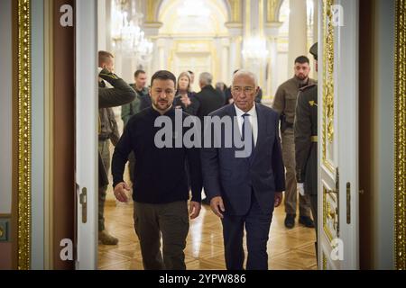 Kiev, Ukraine. 1er décembre 2024. Le président ukrainien Volodymyr Zelenskyy, à gauche, escorte le nouveau président du Conseil européen Antonio Costa, à droite, aux discussions bilatérales au Palais Mariinskyi, le 1er décembre 2024 à Kiev, en Ukraine. Crédit : Présidence ukrainienne/Bureau de presse présidentiel ukrainien/Alamy Live News Banque D'Images