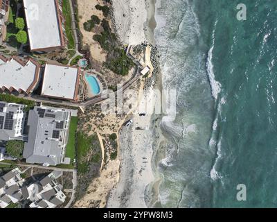 Vue aérienne de Del Mar Shores, falaises côtières californiennes et maison avec océan Pacifique bleu. Comté de San Diego, Californie, États-Unis, Amérique du Nord Banque D'Images