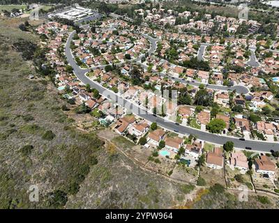 Vue aérienne de la petite ville Poway dans la banlieue du comté de San Diego, Californie, États-Unis. Maisons à côté de la vallée Banque D'Images