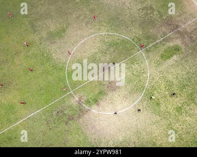 Vue aérienne du terrain de football avec les joueurs et les acclamations de la famille. Californie, États-Unis, Amérique du Nord Banque D'Images