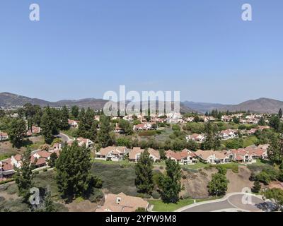 Vue aérienne du quartier de classe moyenne avec la communauté de maisons résidentielles et la montagne sur le fond à San Diego, Californie du Sud, États-Unis, North Am Banque D'Images