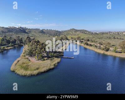 Vue aérienne du réservoir de Miramar dans la communauté de Scripps Miramar Ranch, San Diego, Californie. Lac Miramar, activités populaires site de loisirs y compris Banque D'Images