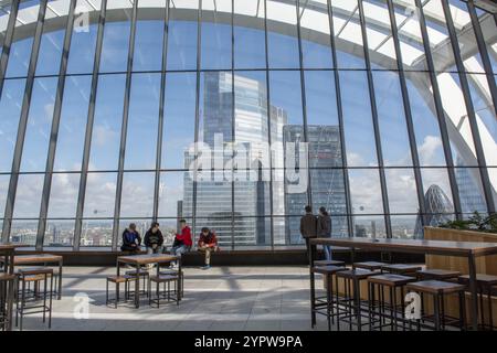 Londres, Royaume-Uni, 10 mai 2023 : The Sky Garden à Londres. Le bâtiment Fenchurch (le Walkie-Talkie) . ROYAUME-UNI Banque D'Images