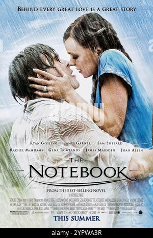 The Notebook (2004) réalisé par Nick Cassavetes et mettant en vedette Ryan Gosling, Rachel McAdams et James Garner. Une histoire d'amour passionnée s'étendant sur des décennies entre un pauvre ouvrier de scierie et une jeune femme riche dans les années 1940 en Caroline du Sud. Photographie d'une affiche américaine originale de 2004 À USAGE ÉDITORIAL EXCLUSIF. Crédit : BFA / New Line Cinema Banque D'Images