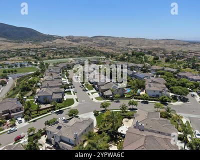 Vue aérienne du quartier riche avec de grandes villas avec piscine à San Diego, Californie, États-Unis. Vue aérienne du manoir de luxe résidentiel moderne de lotissement Banque D'Images