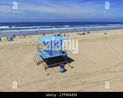 Tour de sauveteur sur la plage de Huntington pendant la journée ensoleillée. Sud-est de Los Angeles, Californie. USA, 13 juillet 2020 Banque D'Images