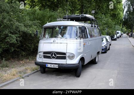 Berlin, Allemagne, 6 juillet 2022, vieux minibus Mercedes O 319 en métal argenté, Europe Banque D'Images