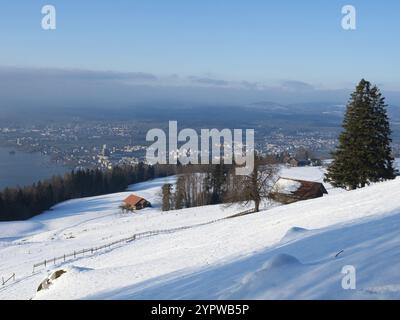 Beau paysage en fin d'après-midi de janvier sur la descente de Zugerberg vers la ville de Zoug, Suisse. Vue panoramique vers le lac et Banque D'Images