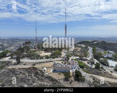 Vue aérienne de la tour de télécommunication avec antenne de réseau cellulaire 5G sur le sommet d'une vallée à San Diego, Californie du Sud Banque D'Images