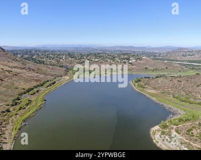 Vue aérienne de Inland Lake Hodges et Bernardo Mountain, grand sentier de randonnée et activité aquatique à Rancho Bernardo East San Diego County, Californie, U. Banque D'Images