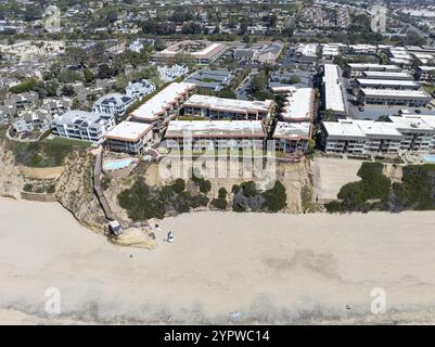 Vue aérienne de Del Mar Shores, falaises côtières californiennes et maison avec océan Pacifique bleu. Comté de San Diego, Californie, États-Unis, Amérique du Nord Banque D'Images