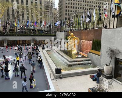 On voit des gens faire du roller au Rockefeller Center de New York. Une piste de roller inspirée de la discothèque s'ouvre au Rockefeller Center. New York, Etats-Unis, 12 mai Banque D'Images