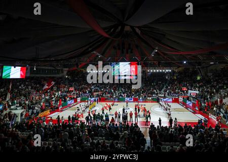 Varese, Italien. 1er décembre 2024. Vue générale à l'intérieur de l'arène pendant LBA Lega basket Un match de saison régulière 2024/25 entre Pallacanestro Varese OpenJobMetis et Umana Reyer Venezia à l'Itelyum Arena. Score final Pallacanestro Varese OpenJobMetis 77 | 86 Umana Reyer Venezia crédit : dpa/Alamy Live News Banque D'Images