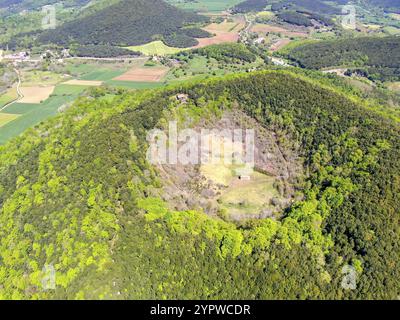 Le volcan Santa Margarida est un volcan éteint dans la comarque de Garrotxa, Catalogne, Espagne. Le volcan a un périmètre de 2 km et une hauteur de 68 Banque D'Images