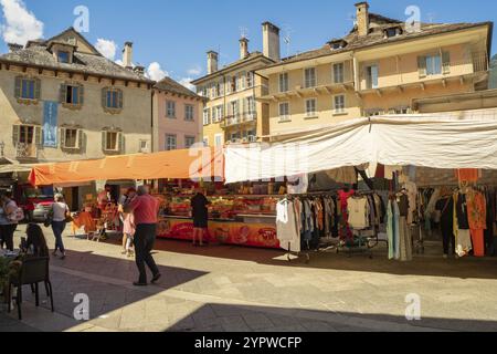 La ville de Domodossola est un célèbre centre régional du nord de l'Italie, entouré de montagnes. Situation de la place principale historique avec marché en t Banque D'Images