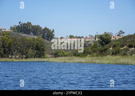 Le réservoir de Miramar dans la communauté de Scripps Miramar Ranch, San Diego, Californie. Lac Miramar, site de loisirs d'activités populaires incluant le canotage Banque D'Images