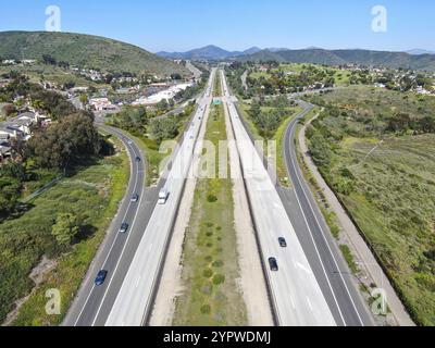 Vue aérienne de l'autoroute, route d'autoroute avec véhicule en mouvement. Californie, États-Unis, Amérique du Nord Banque D'Images