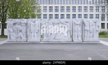 Berlin, Allemagne, 13 avril 2023, relief de marbre Vieux monde par Werner Stoetzer sur le Marx-Engels-Forum, Europe Banque D'Images