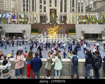 On voit des gens faire du roller au Rockefeller Center de New York. Une piste de roller inspirée de la discothèque s'ouvre au Rockefeller Center. New York, Etats-Unis, 12 mai Banque D'Images