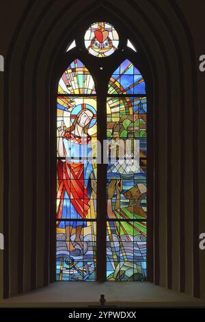 Christ dans une grande fenêtre colorée dans la Marienkirche Wesenberg. Mecklembourg-Poméranie occidentale, Allemagne, Europe Banque D'Images