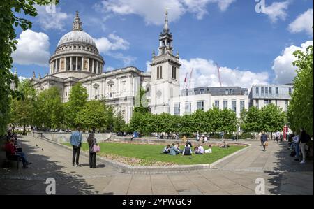 Londres, Royaume-Uni, 10 mai 2023 : Cathédrale Saint-Paul à Londres. ROYAUME-UNI. Les gens apprécient le soleil pendant la pause déjeuner Banque D'Images