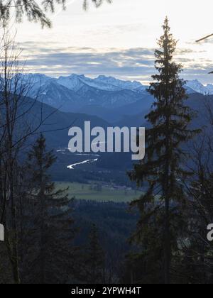 Belle vue vers l'Isar, une rivière dans les Alpes bavaroises, Allemagne, serpentant à travers la vallée, reflétée dans la lumière du soleil de l'après-midi, en face o Banque D'Images