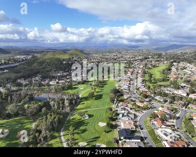 Vue aérienne du quartier résidentiel entouré de golf et de vallée pendant la journée nuageuse à Rancho Bernardo, comté de San Diego, Californie. ÉTATS-UNIS Banque D'Images