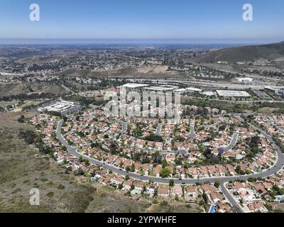 Vue aérienne de la petite ville Poway dans la banlieue du comté de San Diego, Californie, États-Unis. Maisons à côté de la vallée pendant la saison sèche Banque D'Images