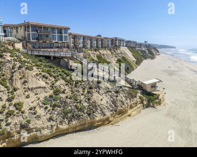 Vue aérienne de Del Mar Shores, falaises côtières californiennes et maison avec océan Pacifique bleu. Comté de San Diego, Californie, États-Unis, Amérique du Nord Banque D'Images