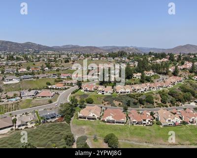 Vue aérienne du quartier de la classe moyenne avec la communauté de maisons résidentielles et la montagne sur le fond à Rancho Bernardo, Californie du Sud, États-Unis, No Banque D'Images