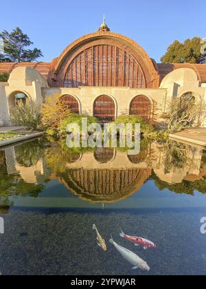 Parc Balboa, bâtiment botanique et étang à San Diego, Californie États-Unis. 18 novembre 2021 Banque D'Images