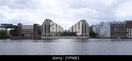 Berlin, Allemagne, 14 mai 2022, vue sur la rivière Spree jusqu'aux bâtiments industriels et commerciaux de Schlesichen Strasse à Kreuzberg, Europe Banque D'Images