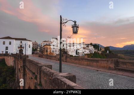 Pont Puente Nuevo au coucher du soleil à Ronda, Espagne avec vue sur la falaise Banque D'Images