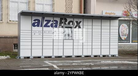 Nova Bana, Slovaquie, 25 décembre 2023 : Alza self-service boxes. Point de livraison AlzaBox. Nova Bana. Slovaquie, Europe Banque D'Images