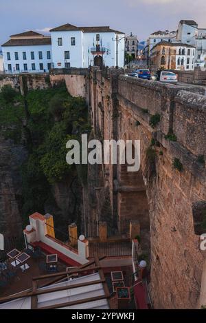 Pont Puente Nuevo enjambant gorge à Ronda, Espagne avec vue sur la terrasse Banque D'Images