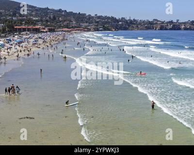 Vue aérienne de la baie de la Jolla avec de belles petites vagues et touriste profitant de la plage et de la journée d'été. La Jolla, San Diego, Californie, États-Unis. Plage avec paci Banque D'Images