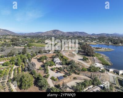 Vue aérienne sur le réservoir d'eau et un grand barrage qui retient l'eau. Rancho Santa Fe à San Diego, Californie, États-Unis, Amérique du Nord Banque D'Images