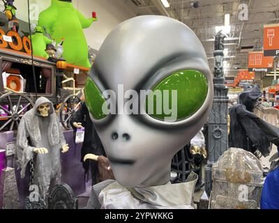 Allée du grand magasin avec décorations et produits d'Halloween. San Diego, Californie, États-Unis. 19 septembre 2020 Banque D'Images