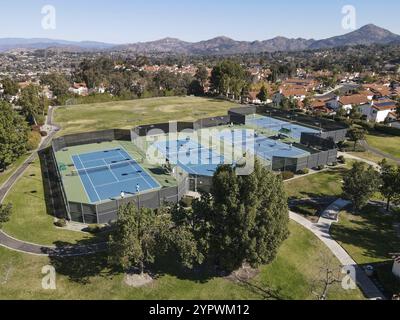 Vue aérienne sur les courts de tennis dans le petit parc communautaire de la banlieue de San Diego, au sud de Rancho Bernardo, Californie du Sud, États-Unis. 22 janvier, 20 Banque D'Images