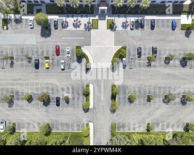 Parking ouvert vu d'en haut, vue aérienne de dessus Banque D'Images