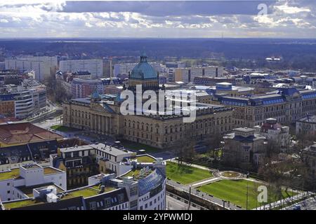 Leipzig vu d'en haut ? Vue sur le Tribunal administratif fédéral et l'hippodrome au sud. Saxe, Allemagne, Europe Banque D'Images