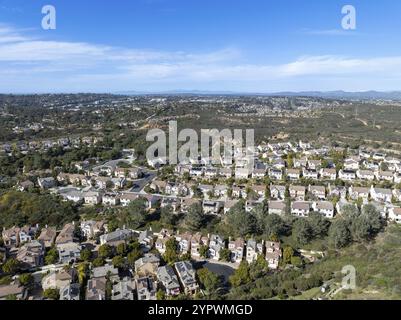 Vue aérienne du quartier de lotissement de classe moyenne avec des condos résidentiels et des maisons à San Diego, Californie, États-Unis, Amérique du Nord Banque D'Images