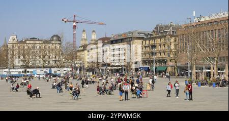 Les gens apprécient le soleil du printemps à Sechselaeutenplatz, l'une des places principales du centre-ville de Zurich, en Suisse. Bâtiments historiques Sour Banque D'Images