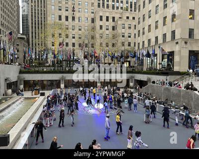 On voit des gens faire du roller au Rockefeller Center de New York. Une piste de roller inspirée de la discothèque s'ouvre au Rockefeller Center. New York, Etats-Unis, 12 mai Banque D'Images