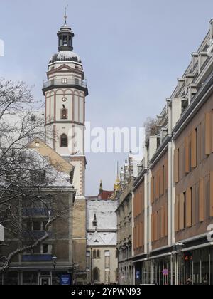 Vue de Burgstrasse à l'église St Thomas de Leipzig en hiver. Saxe, Allemagne, Europe Banque D'Images