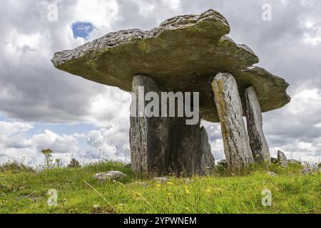 Dolmen de Poulnabrone, probablement entre 4200 et 2900 ans, Burren, County Clare, Ireland, Royaume-Uni, Europe Banque D'Images