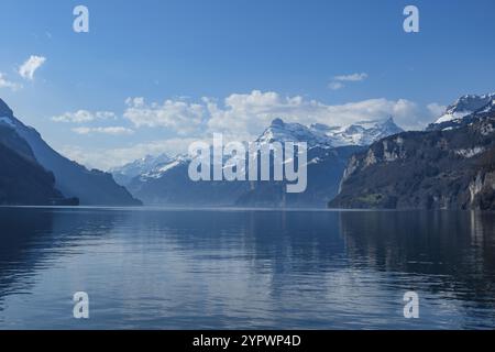 Lac Vierwaldstaettersee, entouré de montagnes enneigées, vu de Brunnen, Suisse, par une belle journée de printemps, Europe Banque D'Images