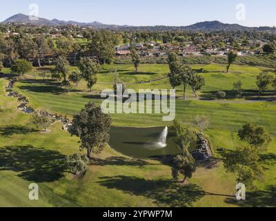 Vue aérienne du golf dans un quartier résidentiel haut de gamme pendant la saison d'automne, Rancho Bernardo, comté de San Diego, Californie. ÉTATS-UNIS Banque D'Images