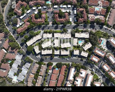 Vue aérienne de dessus de l'appartement de condominium communautaire de classe moyenne, North County San Diego, Californie, États-Unis, Amérique du Nord Banque D'Images