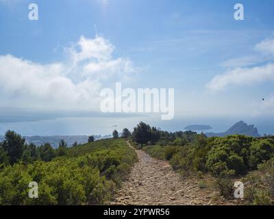 Vue panoramique le long d'un sentier de randonnée vers la baie de la Ciotat, Sud de la France, avec ses célèbres rochers Banque D'Images